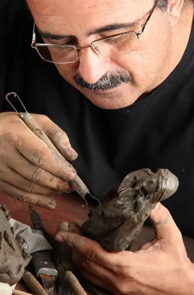 Mestre Magela trabalhando na modelagem do barro